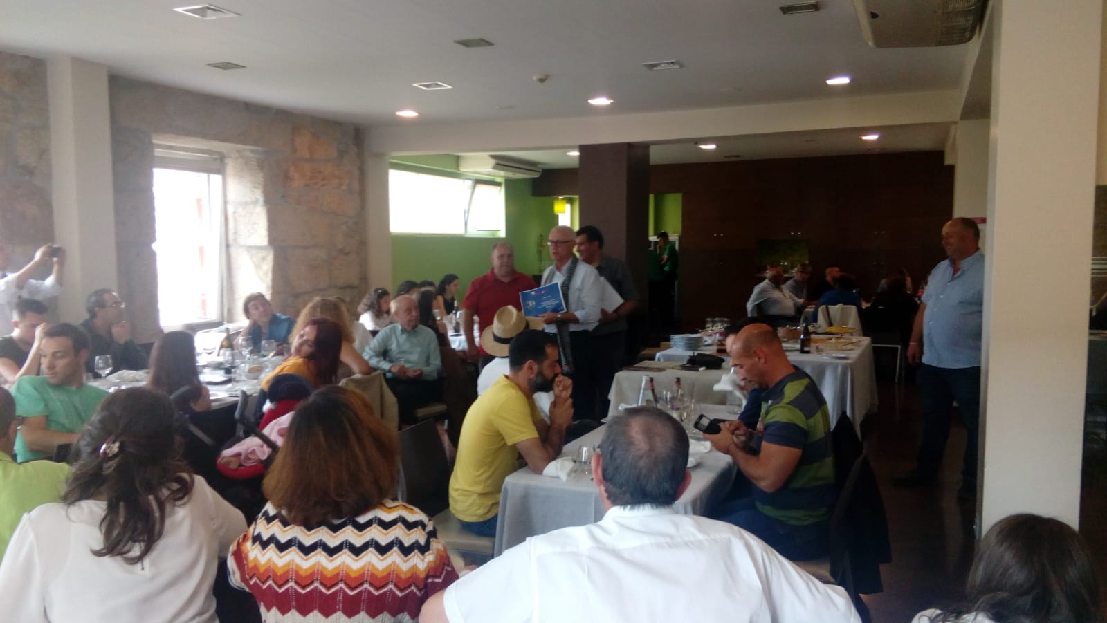 imagen mago Fernando Moreno entrega diploma chaves 2019